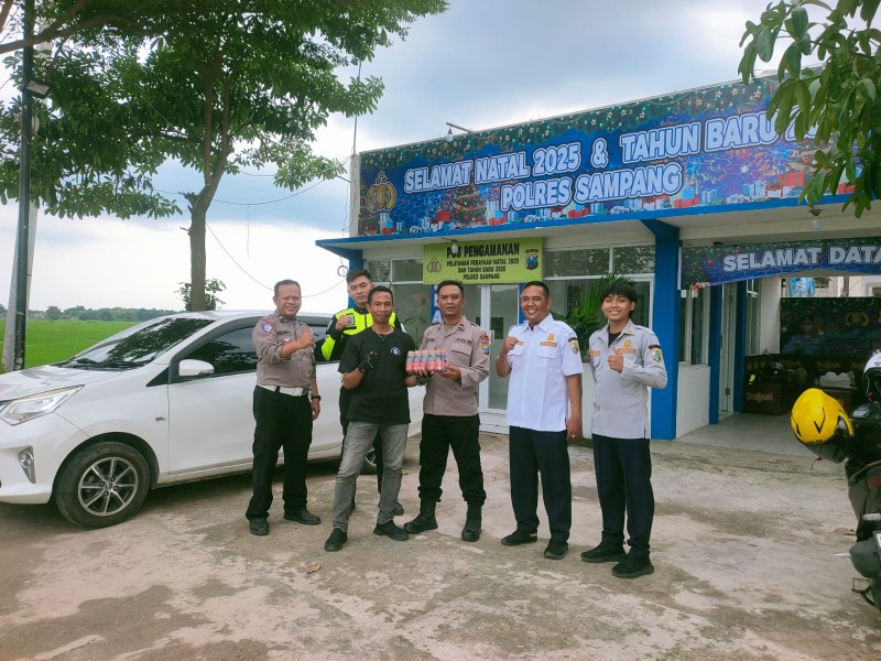 Caption: Cak Jum, Ketua AWAS Sampang (Baju Hitam) Saat Datangi Pos Pengamanan Nataru di Jrengik Sampang (Sumber Foto: Safii/Pilar Pos)