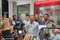 Caption: Bupati Sampang H. Slamet Junaidi (Tengah/Baju Putih) Saat Diwawancarai Sejumlah Wartawan Usai Pemeriksaan di Kejari Sampang (Sumber Foto: Agus Junaidi/Pilar Pos)