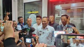 Caption: Bupati Sampang H. Slamet Junaidi (Tengah/Baju Putih) Saat Diwawancarai Sejumlah Wartawan Usai Pemeriksaan di Kejari Sampang (Sumber Foto: Agus Junaidi/Pilar Pos)
