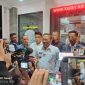 Caption: Bupati Sampang H. Slamet Junaidi (Tengah/Baju Putih) Saat Diwawancarai Sejumlah Wartawan Usai Pemeriksaan di Kejari Sampang (Sumber Foto: Agus Junaidi/Pilar Pos)