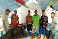 Foto Aali Pilarpos. Nelayan pantura asal Kecamatan Pasean saat mengerjakan jaring di atas perahu. Senin, 8/12/2025.