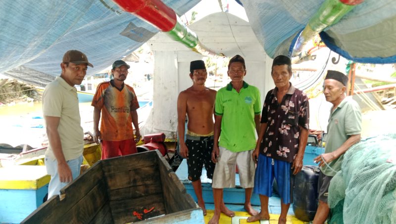 Foto Aali Pilarpos. Nelayan pantura asal Kecamatan Pasean saat mengerjakan jaring di atas perahu. Senin, 8/12/2025.