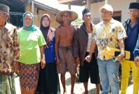 Pose bersama saat kedua belah pihak Baju  Mayuti (baju hijau), Tudak Memakai Baju (Mat Sam) berdamai atas masing-masing kepemilikan tanahnya usai dilakukan pengukuran tanahnya, didampingi Abdus Salam, SH. MH. Advokat Lembaga Bantuan Hukum LBH Pusara. (Topi Baju Kuning loreng) Senin, 22/12/2025.