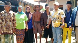 Pose bersama saat kedua belah pihak Baju  Mayuti (baju hijau), Tudak Memakai Baju (Mat Sam) berdamai atas masing-masing kepemilikan tanahnya usai dilakukan pengukuran tanahnya, didampingi Abdus Salam, SH. MH. Advokat Lembaga Bantuan Hukum LBH Pusara. (Topi Baju Kuning loreng) Senin, 22/12/2025.