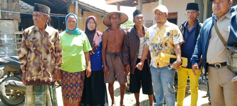 Pose bersama saat kedua belah pihak Baju  Mayuti (baju hijau), Tudak Memakai Baju (Mat Sam) berdamai atas masing-masing kepemilikan tanahnya usai dilakukan pengukuran tanahnya, didampingi Abdus Salam, SH. MH. Advokat Lembaga Bantuan Hukum LBH Pusara. (Topi Baju Kuning loreng) Senin, 22/12/2025.