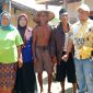 Pose bersama saat kedua belah pihak Baju  Mayuti (baju hijau), Tudak Memakai Baju (Mat Sam) berdamai atas masing-masing kepemilikan tanahnya usai dilakukan pengukuran tanahnya, didampingi Abdus Salam, SH. MH. Advokat Lembaga Bantuan Hukum LBH Pusara. (Topi Baju Kuning loreng) Senin, 22/12/2025.
