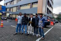 Caption: Ali Topan, Kuasa Hukum (Tengah) Bersama Beberapa Perwakilan Nelayan Pantura Saat Berada di Polda Jatim (Sumber Foto: dok/Pilar Pos)