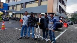 Caption: Ali Topan, Kuasa Hukum (Tengah) Bersama Beberapa Perwakilan Nelayan Pantura Saat Berada di Polda Jatim (Sumber Foto: dok/Pilar Pos)