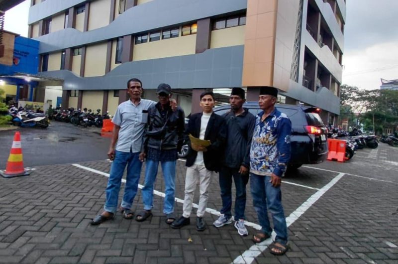 Caption: Ali Topan, Kuasa Hukum (Tengah) Bersama Beberapa Perwakilan Nelayan Pantura Saat Berada di Polda Jatim (Sumber Foto: dok/Pilar Pos)