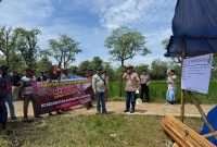 Caption: PNPM saat Menggelar Aksi Demontrasi Menolak Proyek Pasar Ikan Bersumber dari CSR Petronas Sebelum Menyelesaikan Ganti Rugi Rumpon Nelayan di Lokasi Proyek (Sumber Foto: Agus Junaidi/Pilar Pos)