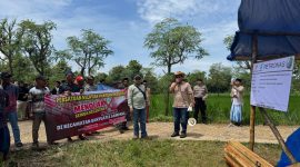 Caption: PNPM saat Menggelar Aksi Demontrasi Menolak Proyek Pasar Ikan Bersumber dari CSR Petronas Sebelum Menyelesaikan Ganti Rugi Rumpon Nelayan di Lokasi Proyek (Sumber Foto: Agus Junaidi/Pilar Pos)