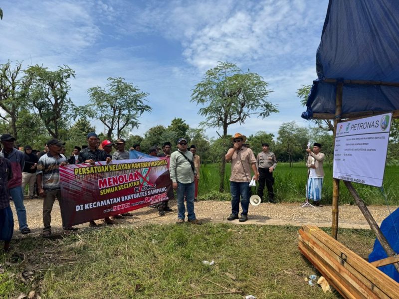 Caption: PNPM saat Menggelar Aksi Demontrasi Menolak Proyek Pasar Ikan Bersumber dari CSR Petronas Sebelum Menyelesaikan Ganti Rugi Rumpon Nelayan di Lokasi Proyek (Sumber Foto: Agus Junaidi/Pilar Pos)
