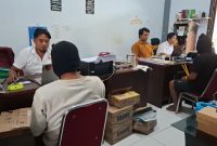 Caption: Dua Tersangka Curanmor Saat Dilakukan Pemeriksaan di Ruangan Satreskrim Polres Sampang (Sumber Foto: Humas Polres Sampang/dok Pilar Pos)