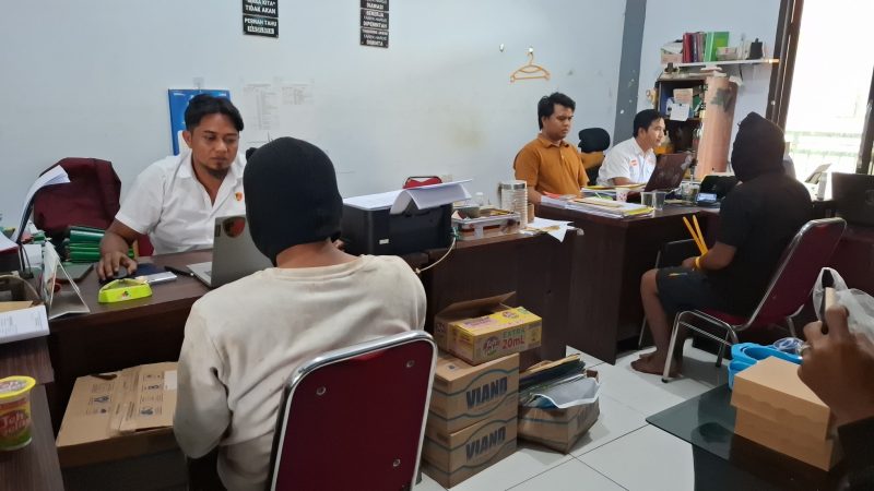 Caption: Dua Tersangka Curanmor Saat Dilakukan Pemeriksaan di Ruangan Satreskrim Polres Sampang (Sumber Foto: Humas Polres Sampang/dok Pilar Pos)