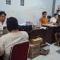 Caption: Dua Tersangka Curanmor Saat Dilakukan Pemeriksaan di Ruangan Satreskrim Polres Sampang (Sumber Foto: Humas Polres Sampang/dok Pilar Pos)