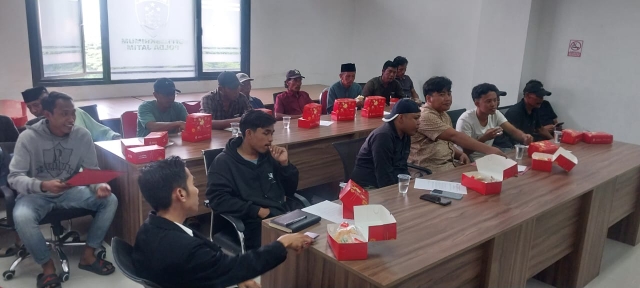 Caption: PNPM Saat Menggelar Audiensi ke Polda Jatim Soal Dugaan Penggelapan Ganti Rugi Rumpon (Sumber Foto: Agus Junaidi/Pilar Pos)