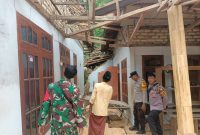 Jajaran Polsek Pasean Pamekasan saat turun ke lokasi longsor dan tanah bergerak di Desa Sana Daya Pasean Pamekasan, Sabtu, 17/01/2026.