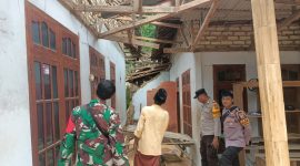 Jajaran Polsek Pasean Pamekasan saat turun ke lokasi longsor dan tanah bergerak di Desa Sana Daya Pasean Pamekasan, Sabtu, 17/01/2026.
