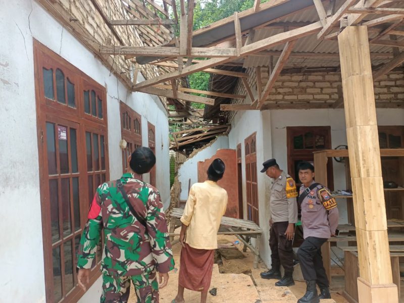 Jajaran Polsek Pasean Pamekasan saat turun ke lokasi longsor dan tanah bergerak di Desa Sana Daya Pasean Pamekasan, Sabtu, 17/01/2026.
