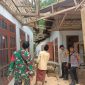 Jajaran Polsek Pasean Pamekasan saat turun ke lokasi longsor dan tanah bergerak di Desa Sana Daya Pasean Pamekasan, Sabtu, 17/01/2026.