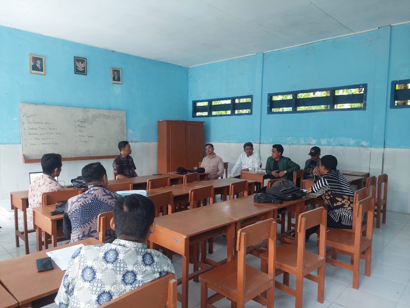 Caption: Ketua dan Anggota Komisi IV DPRD Sampang Saat Melakukan Sidak ke SDN Batuporo Timur 1 (Sumber Foto: dok/Pilar Pos)