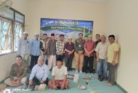 Caption: PT An Namiroh Sampang Saat Foto Bersama Kepala Bank UMKM Jatim dan Masyarakat Usai Acara Sosialisasi (Sumber Foto: Agus Junaidi/ Pilar Pos)