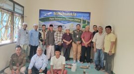 Caption: PT An Namiroh Sampang Saat Foto Bersama Kepala Bank UMKM Jatim dan Masyarakat Usai Acara Sosialisasi (Sumber Foto: Agus Junaidi/ Pilar Pos)