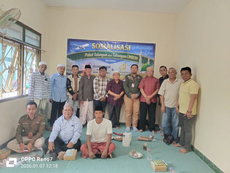 Caption: PT An Namiroh Sampang Saat Foto Bersama Kepala Bank UMKM Jatim dan Masyarakat Usai Acara Sosialisasi (Sumber Foto: Agus Junaidi/ Pilar Pos)