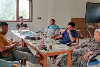 Wartawan Pilar Pos saat konfirmasi berita terkait bantuan IFP di Yayasan Miftahul Islam Waru Pamekasan. Kamis, 25/12/2025.