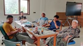 Wartawan Pilar Pos saat konfirmasi berita terkait bantuan IFP di Yayasan Miftahul Islam Waru Pamekasan. Kamis, 25/12/2025.