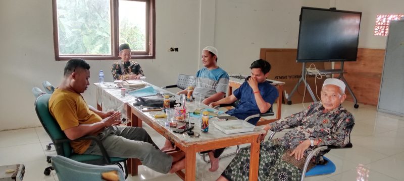 Wartawan Pilar Pos saat konfirmasi berita terkait bantuan IFP di Yayasan Miftahul Islam Waru Pamekasan. Kamis, 25/12/2025.