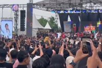 Caption: Achmad Valen Akbar DA7 saat Menghibur Ribuan Massa Yang Hadir di Acara Penyambutan Kepulangannya di Stadion Pamelingan Pamekasan (Sumber Foto: Agus Junaidi/Pilar Pos)