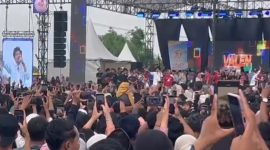 Caption: Achmad Valen Akbar DA7 saat Menghibur Ribuan Massa Yang Hadir di Acara Penyambutan Kepulangannya di Stadion Pamelingan Pamekasan (Sumber Foto: Agus Junaidi/Pilar Pos)