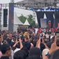 Caption: Achmad Valen Akbar DA7 saat Menghibur Ribuan Massa Yang Hadir di Acara Penyambutan Kepulangannya di Stadion Pamelingan Pamekasan (Sumber Foto: Agus Junaidi/Pilar Pos)