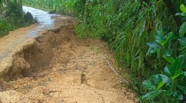 Caption: Kondisi Jalan Yang Ambruk Akibat Longsor dan Hujan Deras di Dusun Dibajak, Desa Karangpenang Onjur, Kecamatan Karangpenang (Sumber Foto: Milik Warga/dok Pilar Pos)