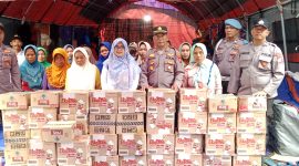 Kapolsek Pasean AKP Gunarto, SM (Tengah) didampingi Kepala Desa Sana Daya saat menyerahkan bantuan sembako kepada warga terdampak bencana, Jum'at, 23/01/2026.