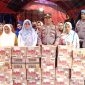 Kapolsek Pasean AKP Gunarto, SM (Tengah) didampingi Kepala Desa Sana Daya saat menyerahkan bantuan sembako kepada warga terdampak bencana, Jum'at, 23/01/2026.