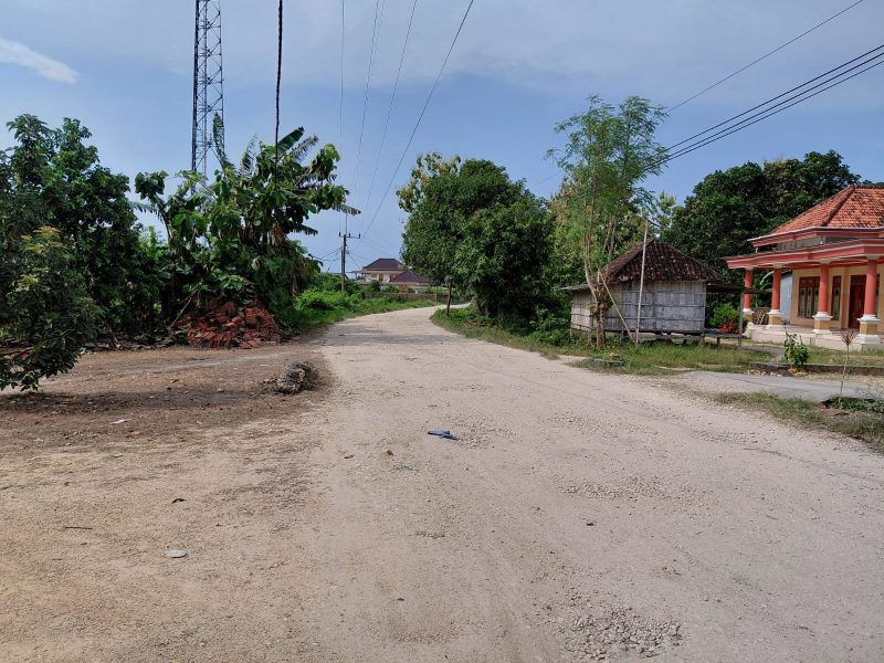 Caption: Jalan Kabupaten Sampang di Desa Trapang, Kecamatan Banyuates Yang Kondisinya Rusak (Sumber Foto: PJS/Pilar Pos)