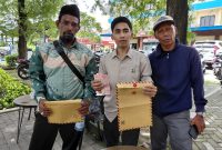 Caption: Kuasa Hukum dan Sebagian Para Nelayan saat Menunjukkan Sejumlah Uang Sebagai Barang Bukti Tambahan ke Polda Jatim (Sumber Foto: Pilar Pos)