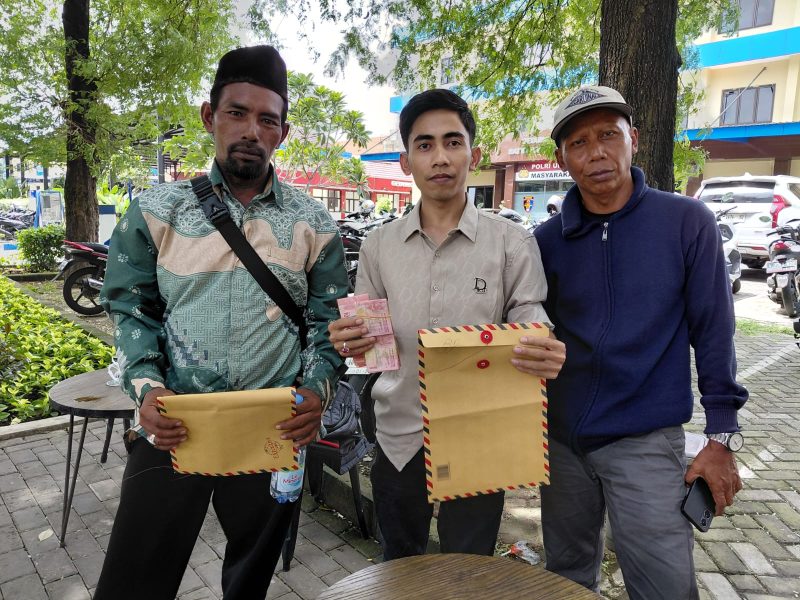 Caption: Kuasa Hukum dan Sebagian Para Nelayan saat Menunjukkan Sejumlah Uang Sebagai Barang Bukti Tambahan ke Polda Jatim (Sumber Foto: Pilar Pos)