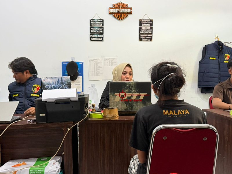 Caption: Terduga Pelaku Saat Dimintai Keterangan di Ruangan Penyidik Satreskrim Polres Sampang (Sumber Foto: Humas Polres Sampang/Pilar Pos)