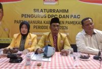 Suhairi, SH. (Tengah) Ketua DPC Kabupaten Pamekasan Partai Hati Nurani Rakyat HANURA, periode 2025-2030.