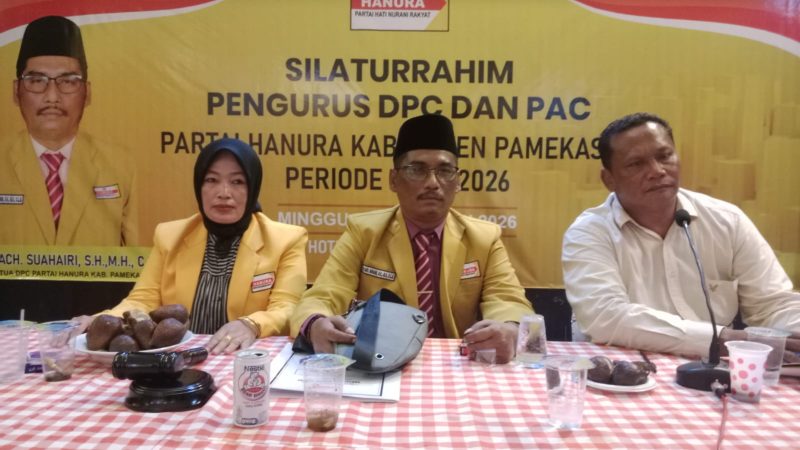 Suhairi, SH. (Tengah) Ketua DPC Kabupaten Pamekasan Partai Hati Nurani Rakyat HANURA, periode 2025-2030.