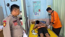 Caption: Korban Saat Berada di Puskesmas Tambelangan (Sumber Foto: Humas Polres Sampang/Pilar Pos)