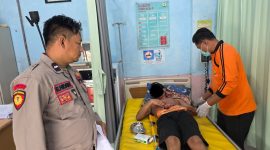 Caption: Korban Saat Berada di Puskesmas Tambelangan (Sumber Foto: Humas Polres Sampang/Pilar Pos)