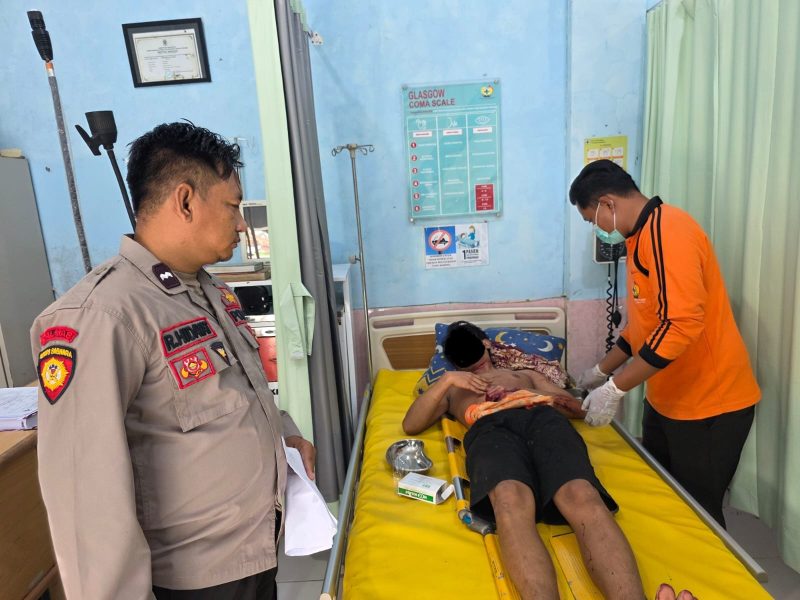 Caption: Korban Saat Berada di Puskesmas Tambelangan (Sumber Foto: Humas Polres Sampang/Pilar Pos)