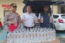Caption: Kasat Reskrim Polres Sampang, Iptu Nur Fajri Alim, di Tengah Menggunakan Baju Putih Memperlihatkan Botol Miras Arak Bali (Sumber Foto: Humas Polres Sampang/dok Pilar Pos)