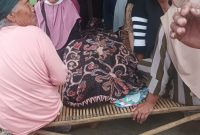 Caption: Jenazah Korban  yang Tersengat Listrik di Desa Pangongsean (Sumber Foto: Istimewa/Pilar Pos)
