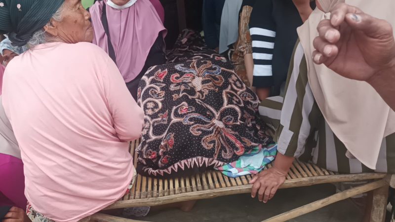 Caption: Jenazah Korban  yang Tersengat Listrik di Desa Pangongsean (Sumber Foto: Istimewa/Pilar Pos)