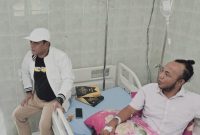 Wakil Bupati Pamekasan, H. Sukriyanto Topi putih saat jenguk Zaini Wer Wer di RSUD Smart Pamekasan. Rabu, 18/02/2026.